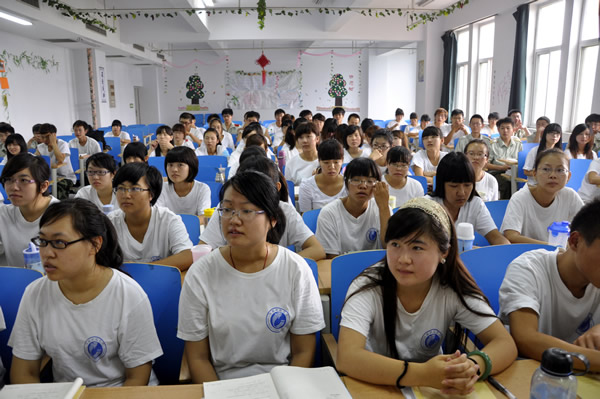 开学第一天 学院领导检查指导教学工作