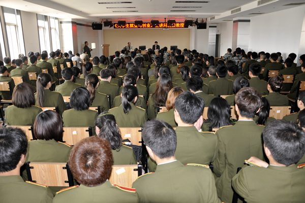 周虎震教授为大学生做题为《大学生就业与创业》报告