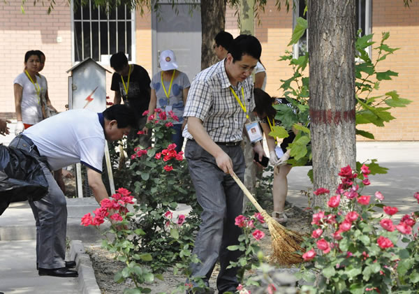 我院100多名师生参加校园卫生日义务劳动