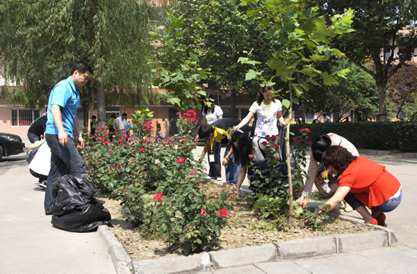 我院100多名师生参加校园卫生日义务劳动