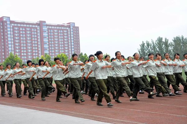 我院举行2013级新生开学典礼暨军训结营式