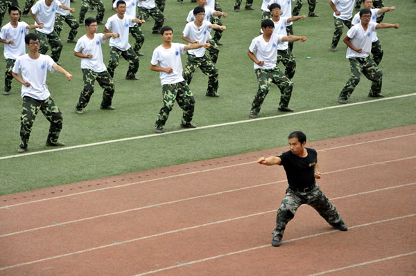 我院举行2013级新生开学典礼暨军训结营式