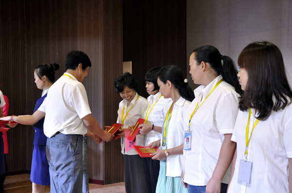 贺阳集团庆祝教师节表彰暨联欢大会 在我院学术报告厅举行