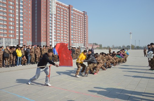 我系举办2013级新生拔河比赛