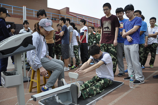 我部体育教师组织全院学生进行体育测试