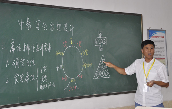 2015年暑期教职工培训系列报道之十 学院青年教师板书设计大赛落幕