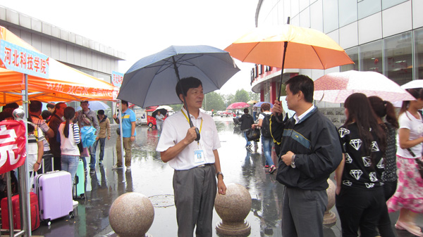 秋雨连绵天渐冷 学院迎新热潮涌