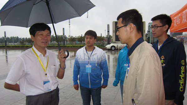 秋雨连绵天渐冷 学院迎新热潮涌