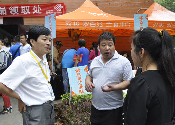 秋雨连绵天渐冷 学院迎新热潮涌