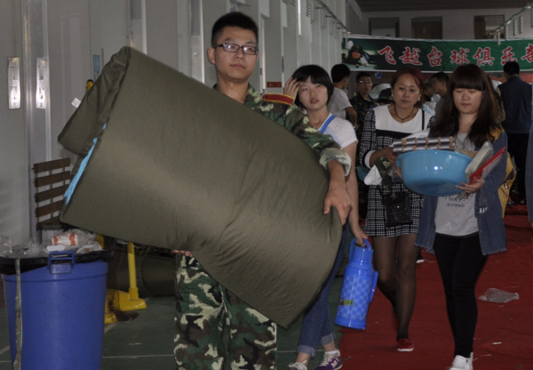 秋雨连绵天渐冷 学院迎新热潮涌