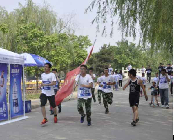 我院学生参与万人健康走大型户外活动