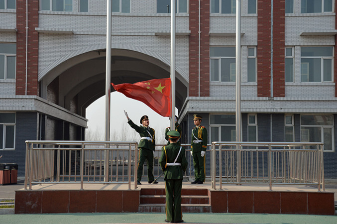 我校国旗班受邀到贺阳外国语学校举行升旗仪式