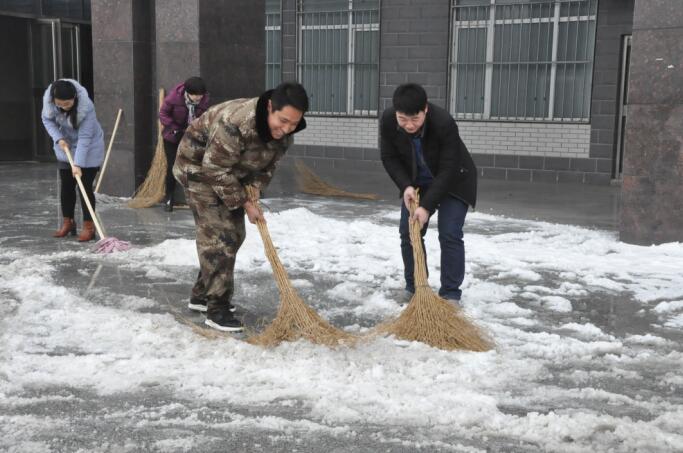 瑞雪披银装，师生扫雪忙