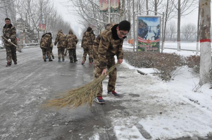 瑞雪披银装，师生扫雪忙