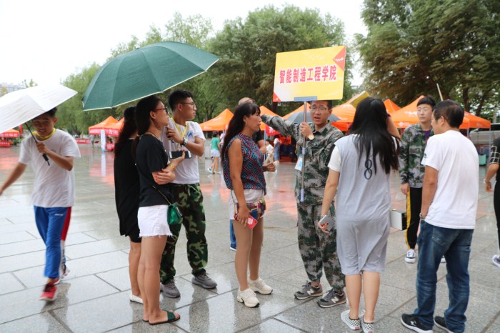 冒雨迎新生 温馨处处情