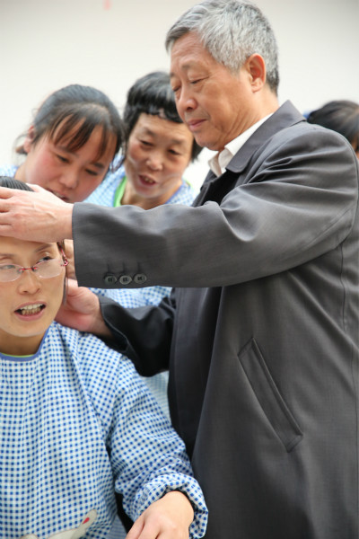 又逢重阳日，温暖送老人