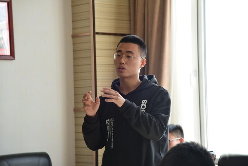 学校召开思想政治工作座谈会 学习习近平总书记在思政课教师座谈会上的重要讲话精神