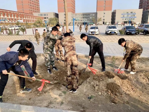 我校师生携手开展“建绿色校园，树绿色理想”植树活动