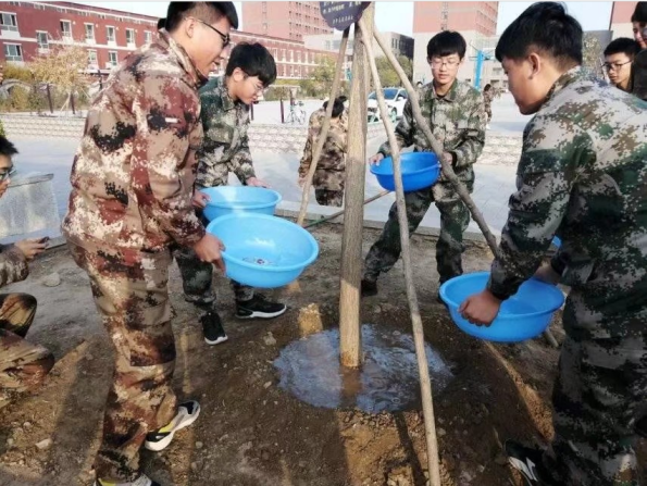 我校师生携手开展“建绿色校园，树绿色理想”植树活动