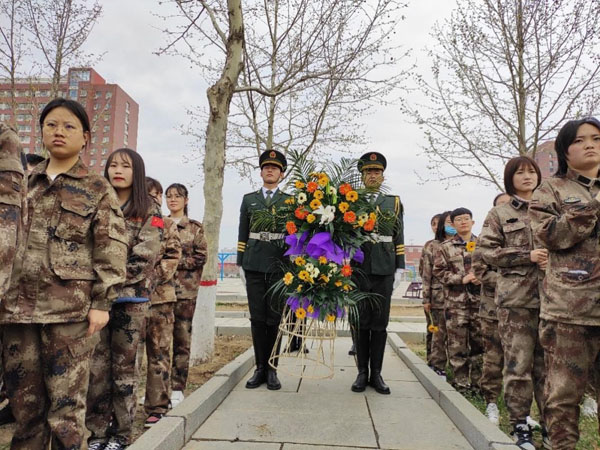 用真情传递中国好人道德的力量 ——我校部分师生清明祭扫华宝山塑像