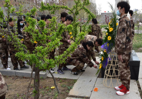 用真情传递中国好人道德的力量 ——我校部分师生清明祭扫华宝山塑像