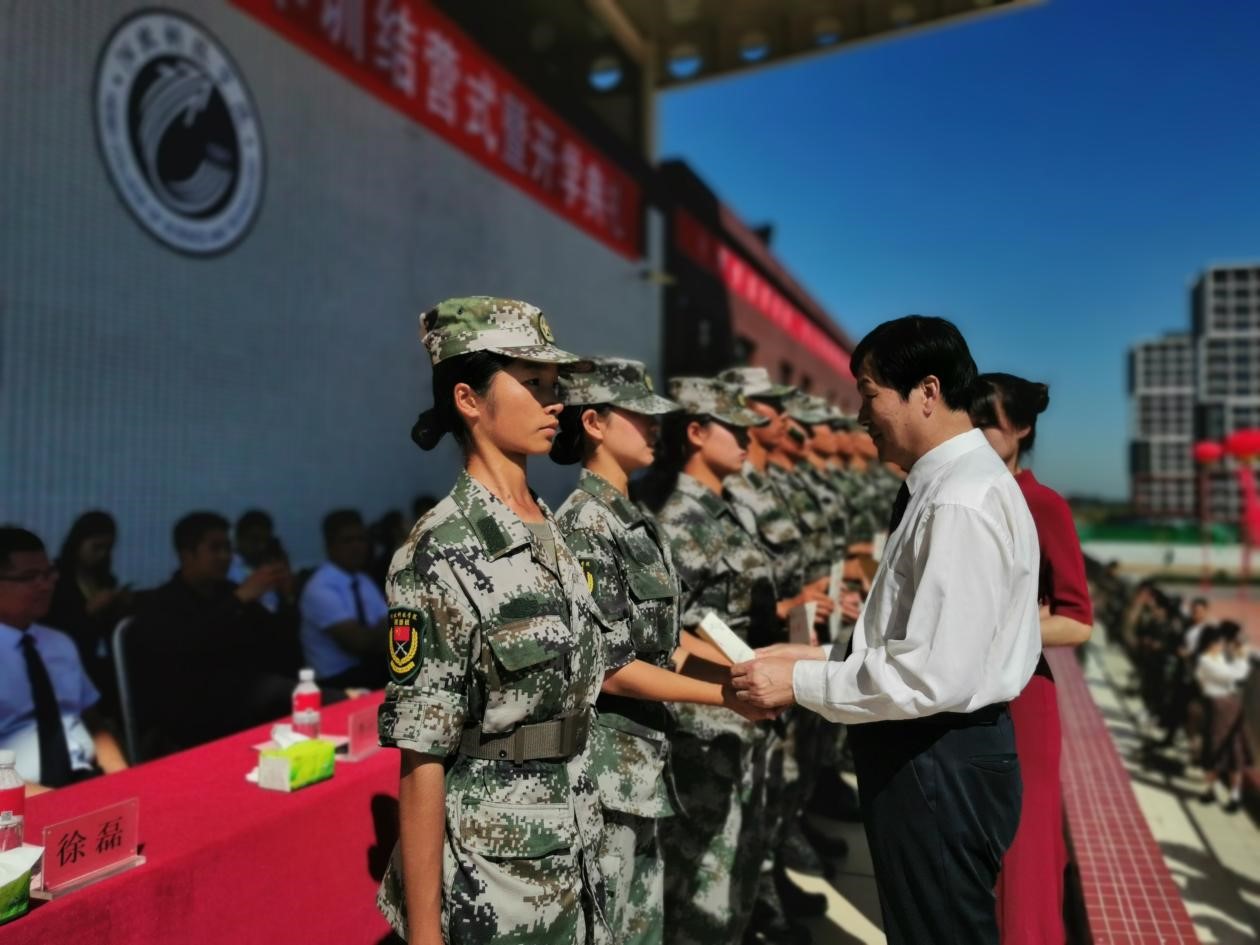 太阳集团tcy8722举行2021级新生开学典礼暨军训结营式