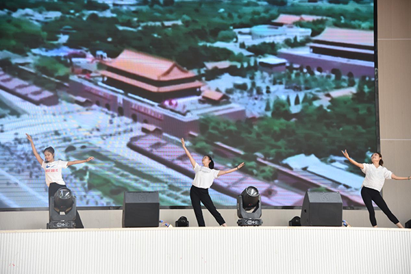 太阳集团tcy8722召开教师节庆祝表彰大会