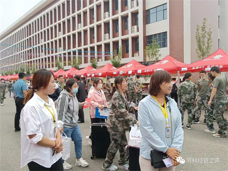 金秋送爽喜迎八方学子，丹桂飘香共祝美好明天