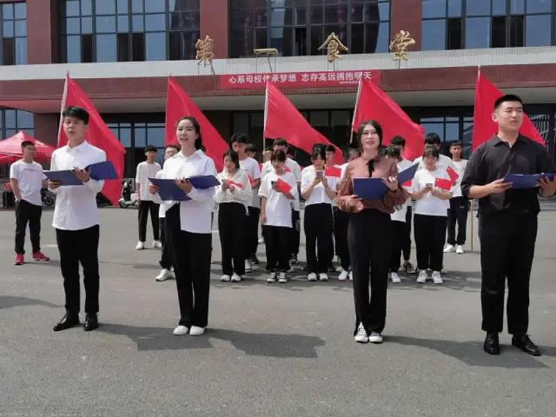 走一段路，留下一段故事，为了梦想再远航！新的一年，大家要加油哦！