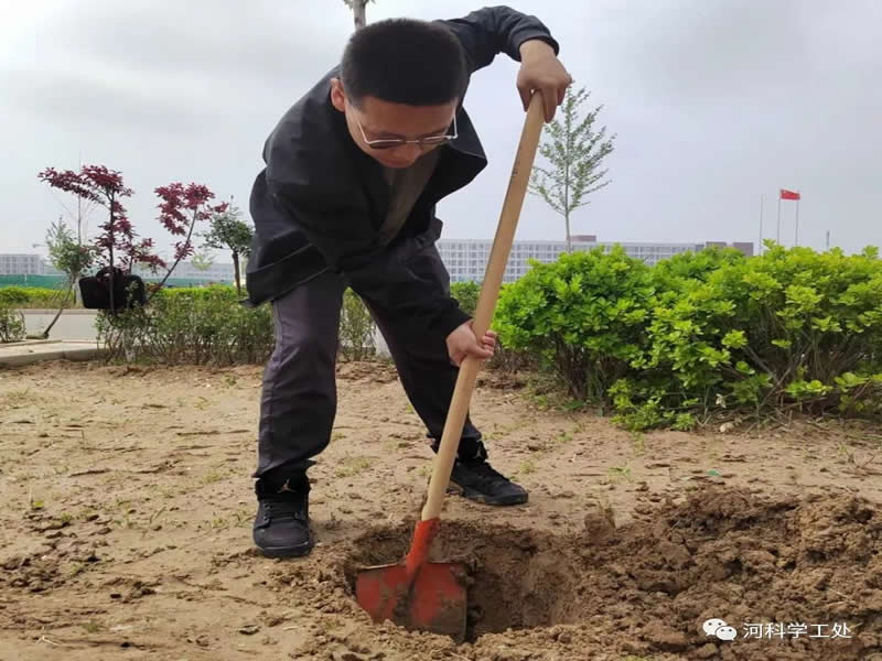 太阳集团tcy8722学管干部全面开展绿化校园劳动教育实践活动