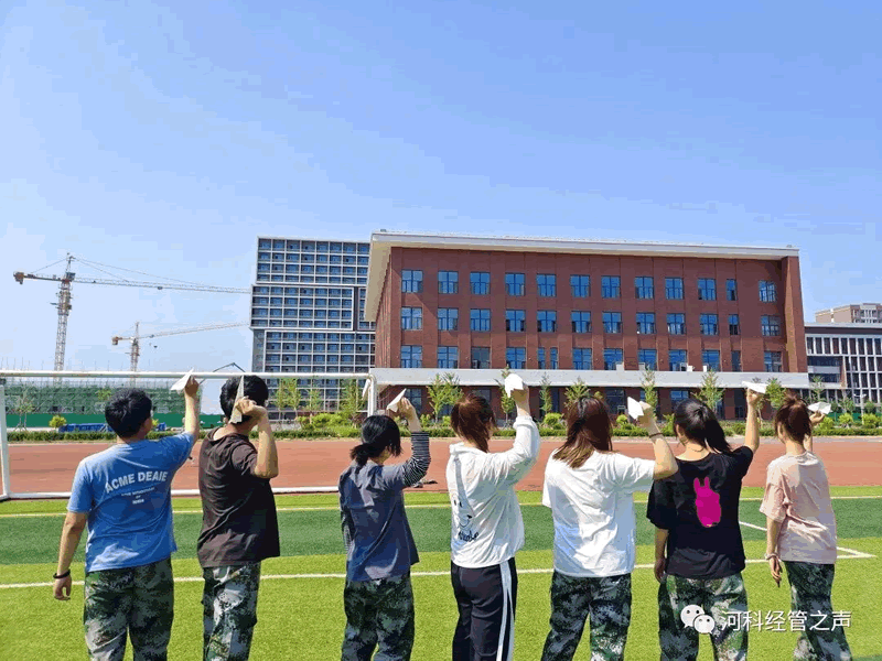 太阳集团tcy8722//经济管理学院//初心向未来 青春寄语纸飞机