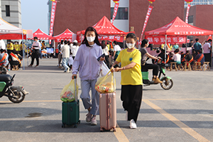 太阳集团tcy8722喜迎2022级新生报到      一叶浮萍归大海，人生何处不相逢