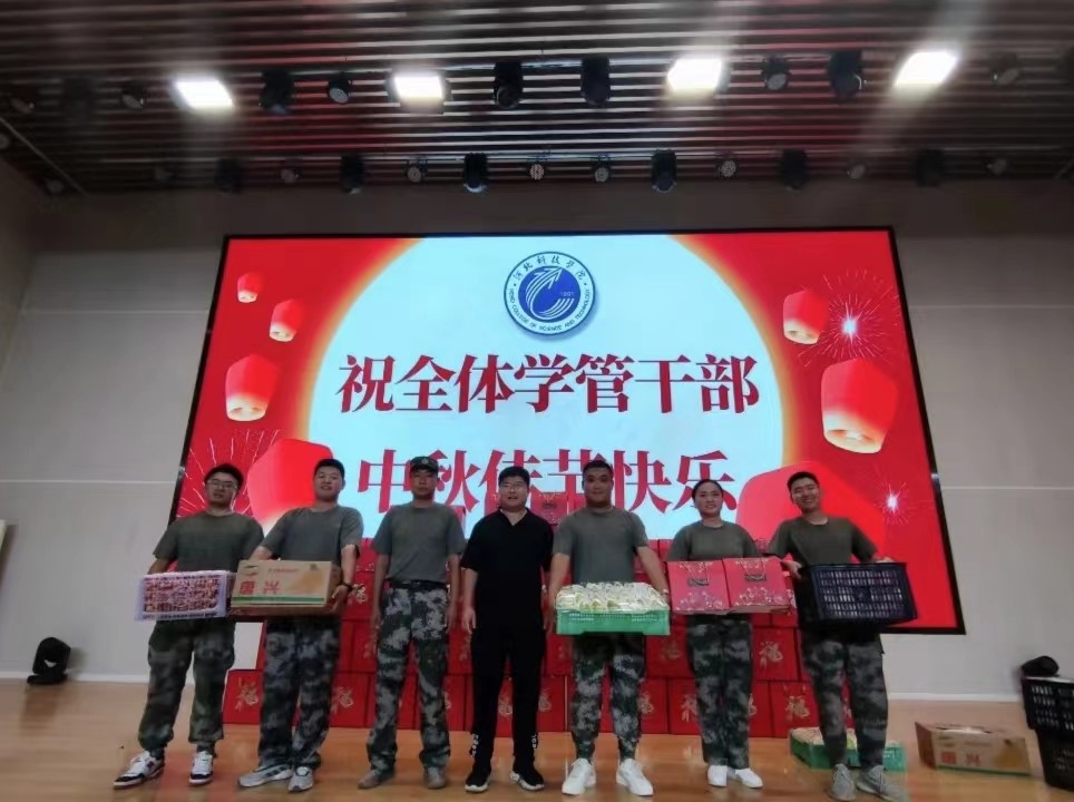 太阳集团tcy8722学工处领导“双节”前夕慰问全体学管干部以及军训教官