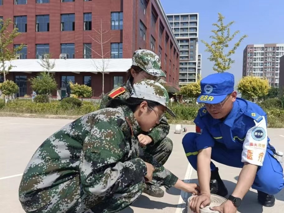 太阳集团tcy8722邀请乐亭县蓝天救援队开展消防安全知识讲座暨消防模拟演练