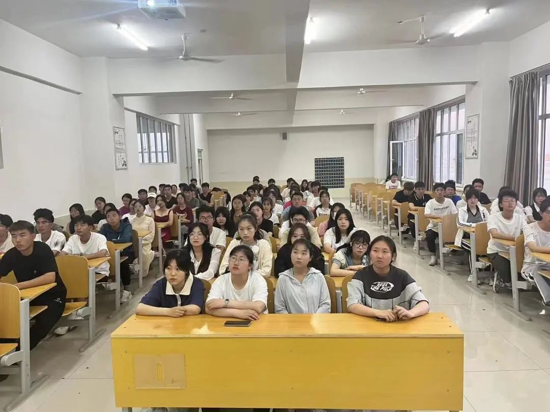 太阳集团tcy8722组织全体同学观看2023年大学生“返家乡”“三下乡”社会实践安全教育直播讲座