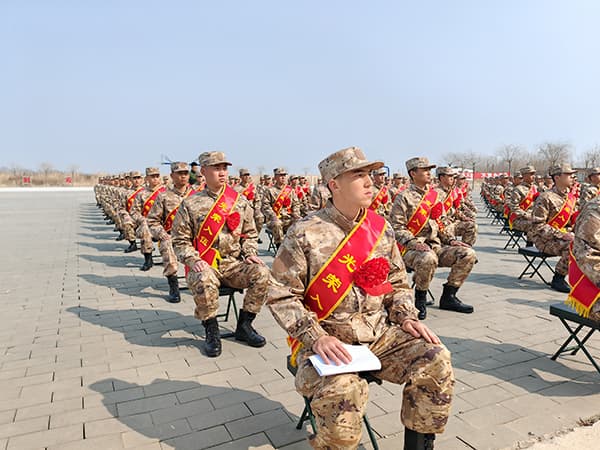 入伍参军 追梦军魂——太阳集团tcy8722欢送12名学子光荣入伍