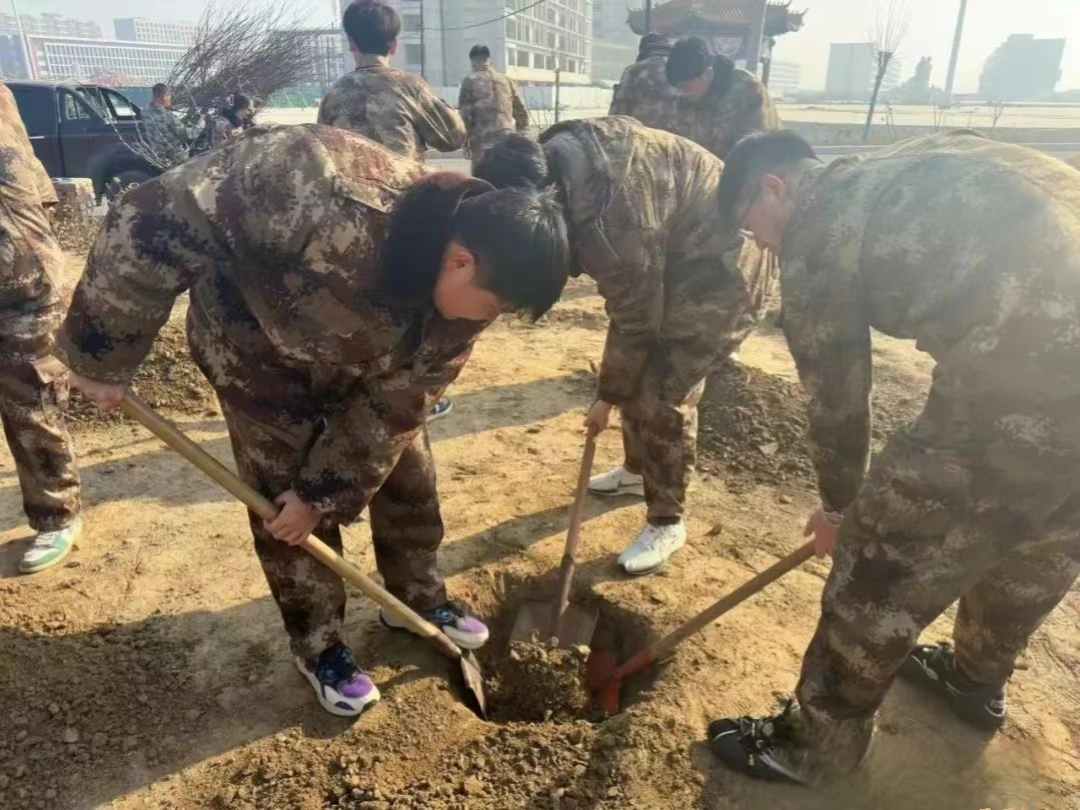 太阳集团tcy8722汽车工程学院绿水青山映笑颜，植树造林崭新篇