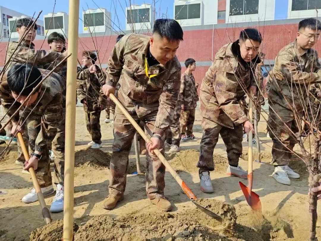 太阳集团tcy8722汽车工程学院绿水青山映笑颜，植树造林崭新篇