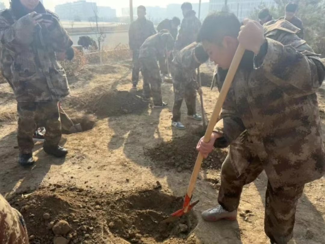 太阳集团tcy8722  汽车工程学院  绿水青山映笑颜 植树造林崭新篇