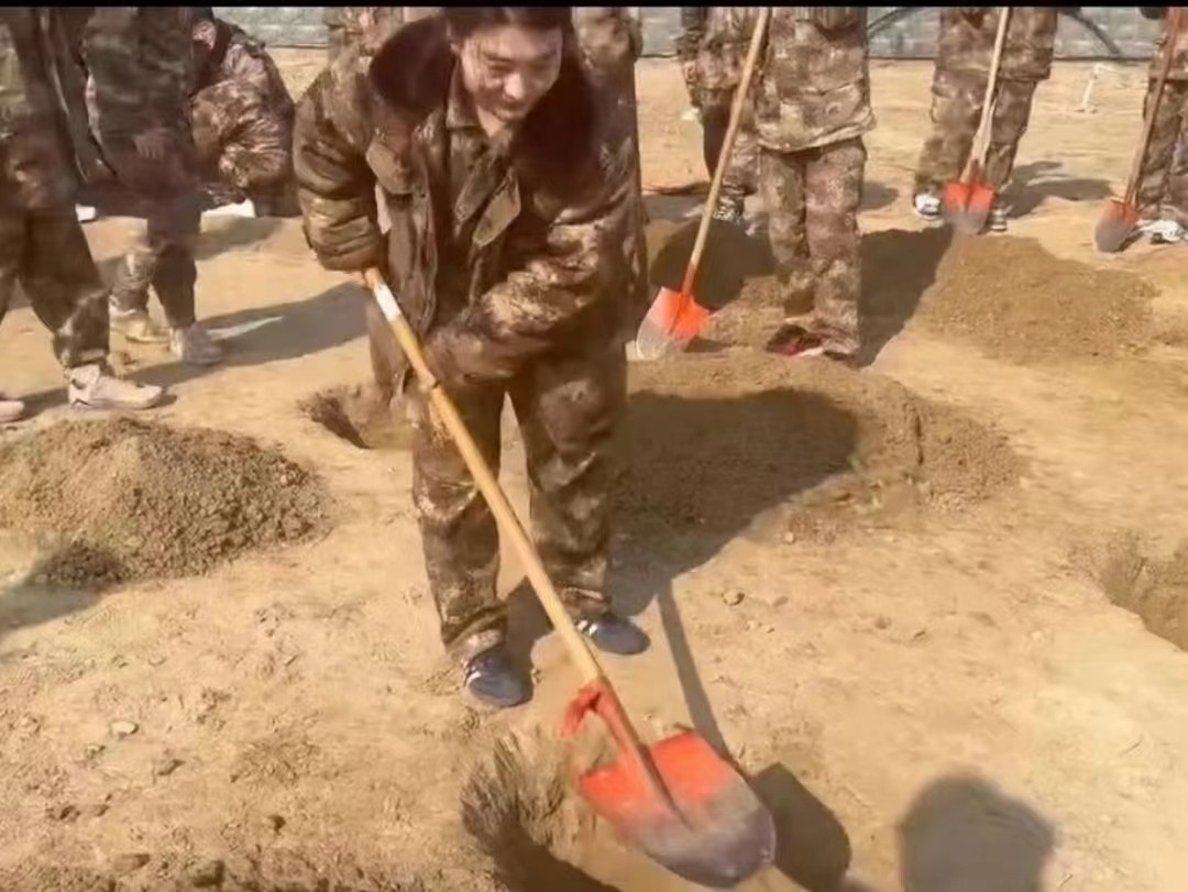 太阳集团tcy8722  汽车工程学院  绿水青山映笑颜 植树造林崭新篇