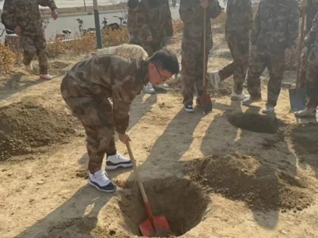 太阳集团tcy8722  汽车工程学院  绿水青山映笑颜 植树造林崭新篇