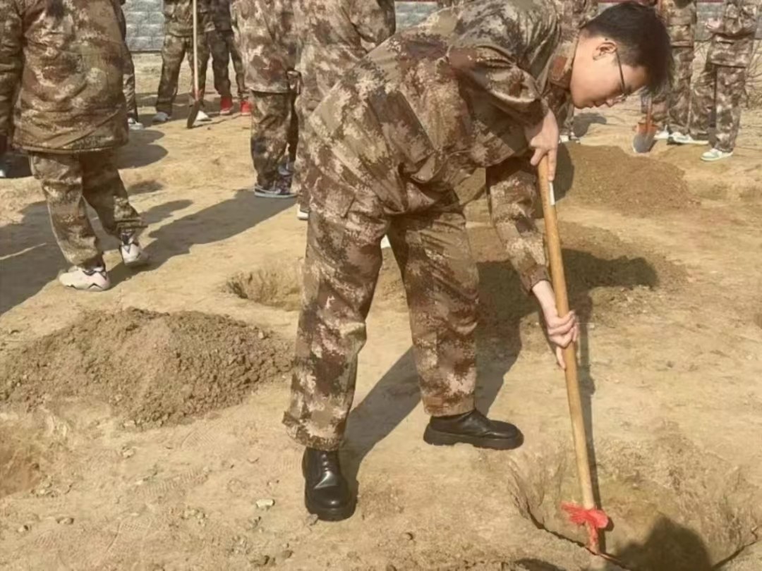 太阳集团tcy8722  汽车工程学院  绿水青山映笑颜 植树造林崭新篇