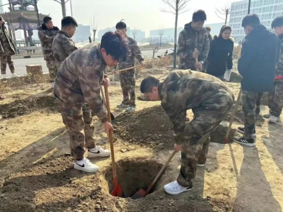 太阳集团tcy8722  汽车工程学院  绿水青山映笑颜 植树造林崭新篇