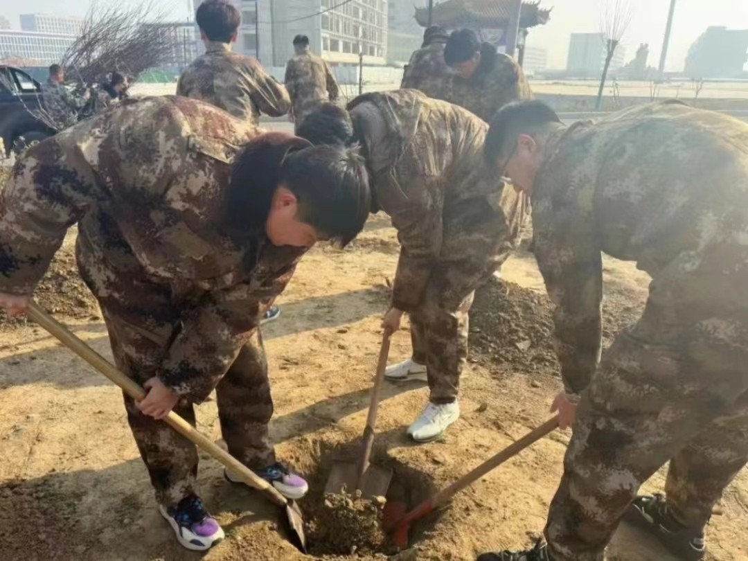 太阳集团tcy8722  汽车工程学院  绿水青山映笑颜 植树造林崭新篇