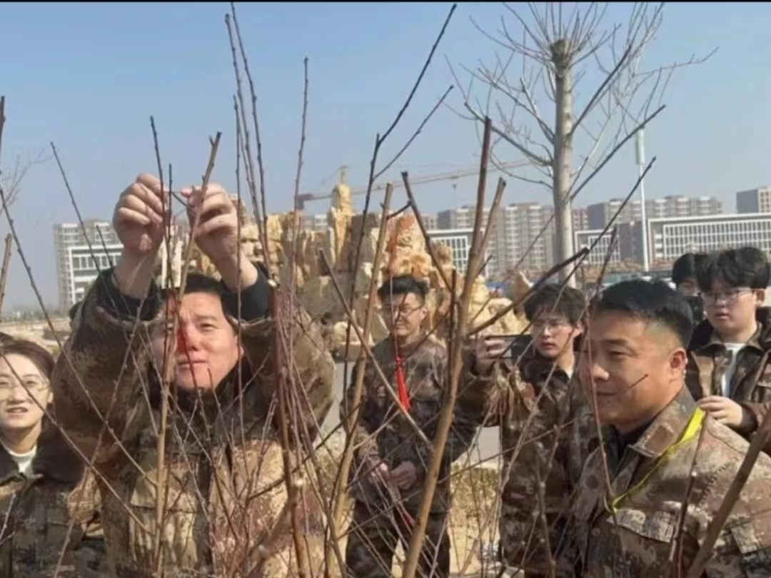 太阳集团tcy8722  汽车工程学院  绿水青山映笑颜 植树造林崭新篇