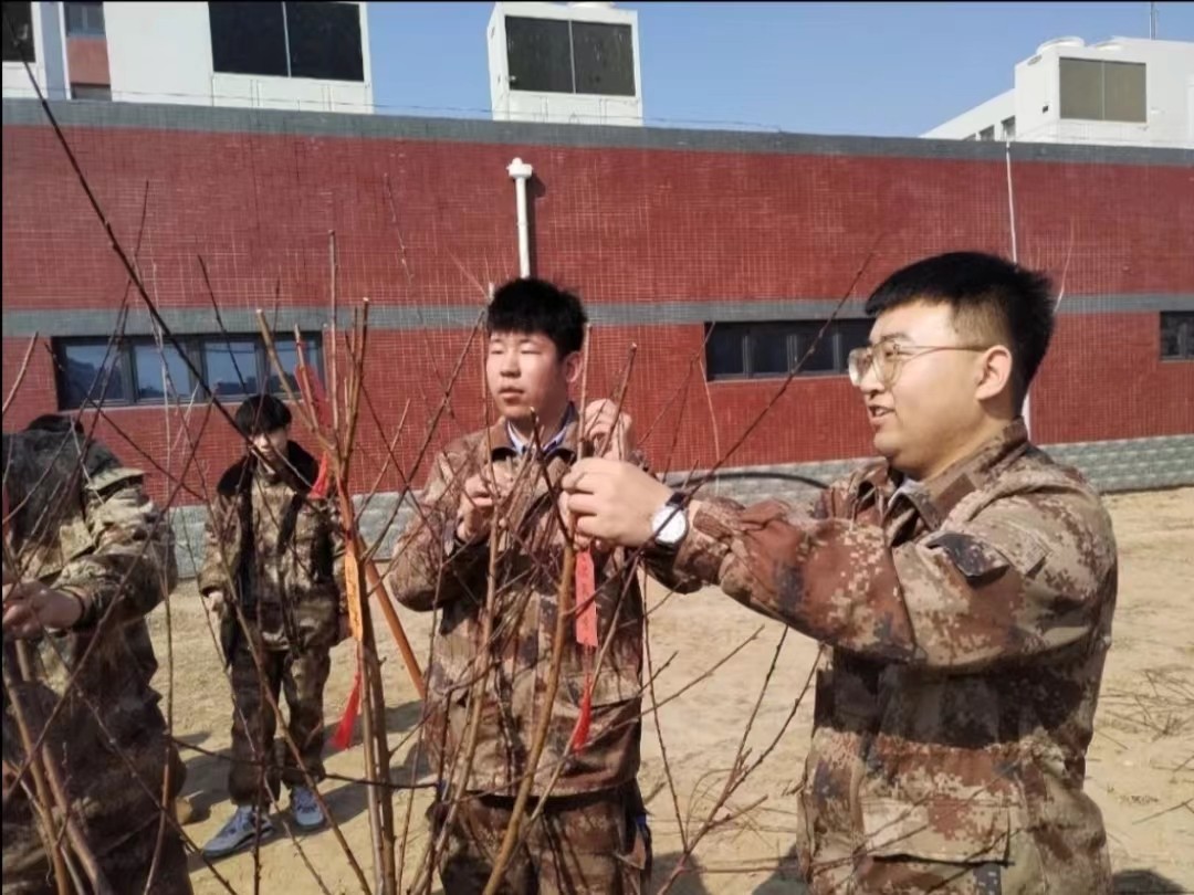 太阳集团tcy8722  汽车工程学院  绿水青山映笑颜 植树造林崭新篇