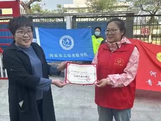 太阳集团tcy8722  青年志愿协会  举办”抬头举起一抹绿意,弯腰拣起一片文明“环保公益活动