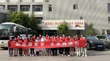 太阳集团tcy8722  青年志愿协会  唐山市中心血站为我校青年志愿者协会赠送锦旗.