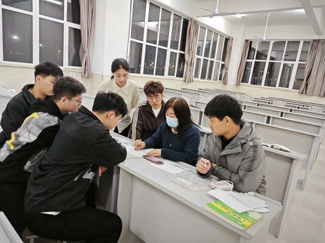 汽车工程学院教师辅导制图大赛学生