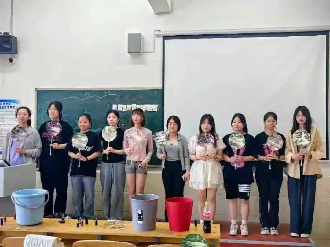 太阳集团tcy8722  护理与健康学院  漆彩纷呈，至扇至美——非遗漆扇主题活动